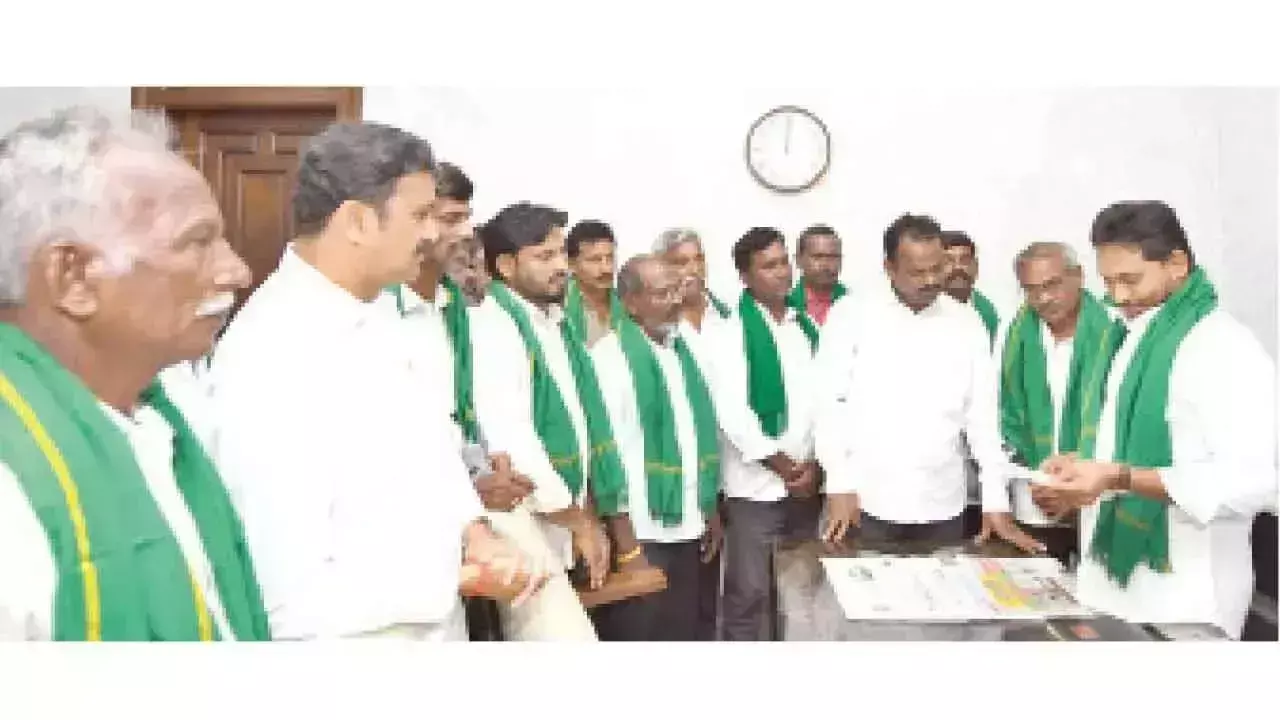 Andhra: करेडु के किसानों ने जगन से की मुलाकात, जमीन की सुरक्षा की मांग की