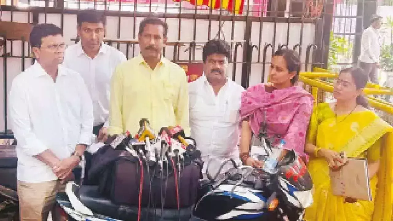 TDP ने सीएजी के तहत मतदाता सूचियों के तीसरे पक्ष द्वारा ऑडिट की मांग की TDP ने सीएजी के तहत मतदाता सूचियों के तीसरे पक्ष द्वारा ऑडिट की मांग की