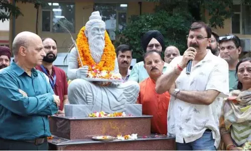 अरविंद ने GMC जम्मू में महर्षि सुश्रुत की प्रतिमा का अनावरण किया अरविंद ने GMC जम्मू में महर्षि सुश्रुत की प्रतिमा का अनावरण किया