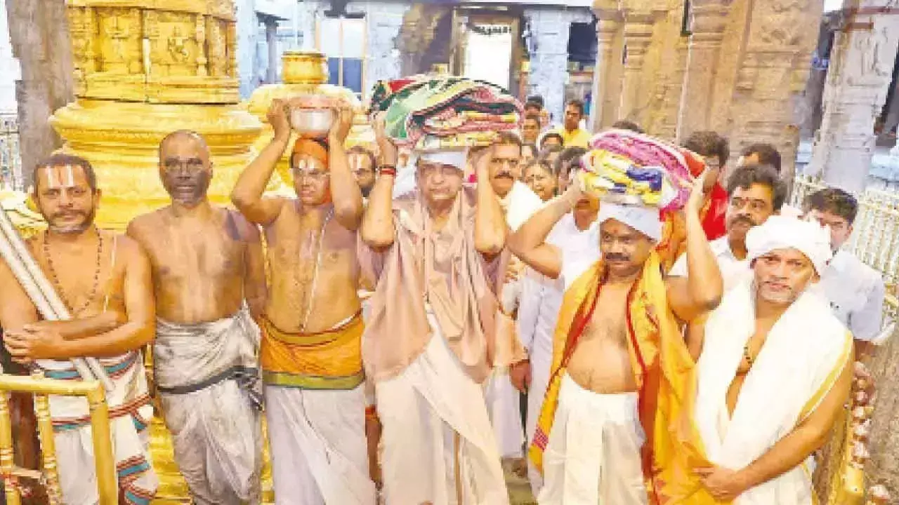 Andhra: कोइल अलवर तिरुमंजनम ने श्रीवारी मंदिर में प्रदर्शन किया Andhra: कोइल अलवर तिरुमंजनम ने श्रीवारी मंदिर में प्रदर्शन किया