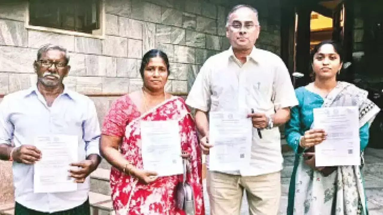 Telangana: घुटने की सर्जरी के लिए 4 लोगों को एलओसी दस्तावेज मिले Telangana: घुटने की सर्जरी के लिए 4 लोगों को एलओसी दस्तावेज मिले