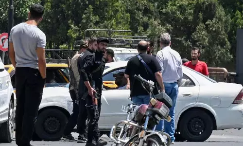 Israel ने सीरियाई सेना मुख्यालय पर बमबारी की Israel ने सीरियाई सेना मुख्यालय पर बमबारी की