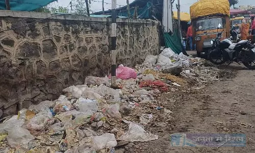 Pune : वाघोली बाजार में गड्ढे और सड़ांध से भरी गंदगी, शौचालय की कमी Pune : वाघोली बाजार में गड्ढे और सड़ांध से भरी गंदगी, शौचालय की कमी