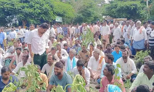 सड़क पर उतरे किसान.. गडवाल ऐजा रोड पर पांच घंटे तक चला विरोध प्रदर्शन