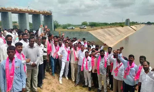 सरकार को सोना बंद कर सिंचाई के लिए पानी उपलब्ध कराना चाहिए:Vanteru Prathap Reddy