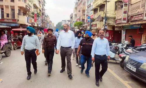 MC आयुक्त ने हॉल बाजार और टाउन हॉल की सड़कों का औचक निरीक्षण किया