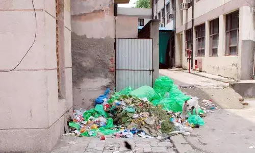 MC के आदेश के बावजूद सिविल अस्पताल में कूड़े के ढेर दिखाई दे रहे