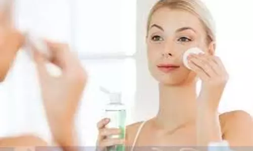 ऑयली स्किन के लिए DIY टोनर, पाएं चांद सा रौशन चेहरा ऑयली स्किन के लिए DIY टोनर, पाएं चांद सा रौशन चेहरा