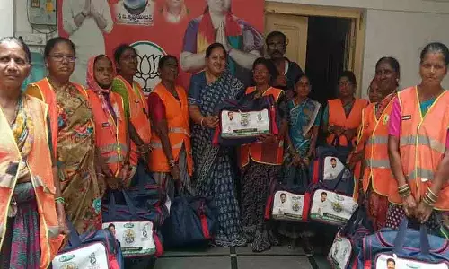 सफाई कर्मचारियों को सुरक्षा किट का वितरण
