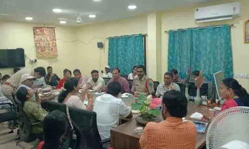 मानसून के मद्देनजर अधिकारियों के साथ बैठक करतीं डीसी सुजाता बोनालू मानसून के मद्देनजर अधिकारियों के साथ बैठक करतीं डीसी सुजाता बोनालू