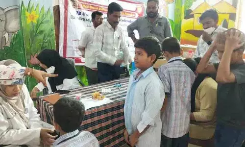 अल्पसंख्यक गुरुकुल स्कूल में छात्रों के लिए चिकित्सा शिविर