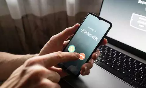 डॉक्टर दंपत्ति को अज्ञात नंबरों से बार-बार पैसे मांगने के लिए कॉल आ रहे डॉक्टर दंपत्ति को अज्ञात नंबरों से बार-बार पैसे मांगने के लिए कॉल आ रहे
