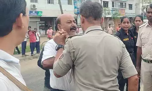हड़ताल के समर्थन में रास्ता रोकने पर वामपंथी नेता को थप्पड़ हड़ताल के समर्थन में रास्ता रोकने पर वामपंथी नेता को थप्पड़