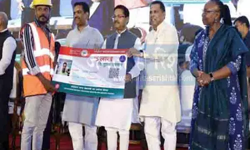 नमस्ते दिवस पर मंत्री बीएल वर्मा ने सफाई कर्मचारियों को PPE किट और आयुष्मान कार्ड बांटे