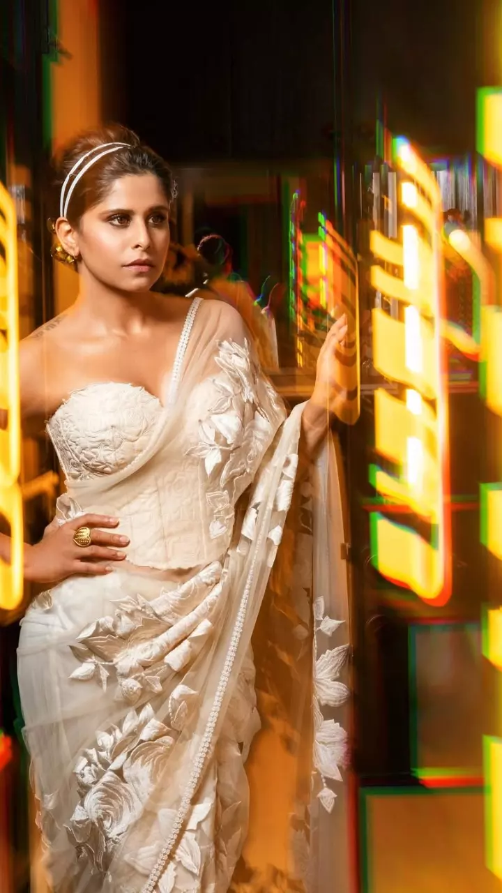 साड़ी में खूबसूरत लग रही  सई ताम्हणकर