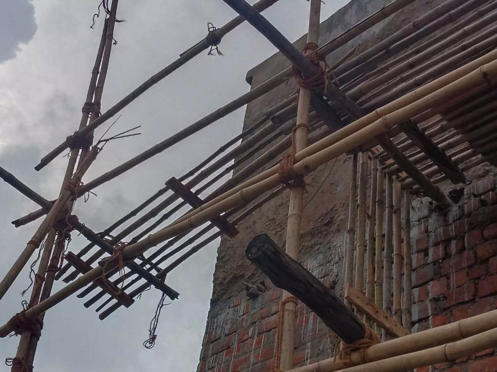 रायपुर: प्लास्टर करते समय मजदूर गिरे, एक की मौत रायपुर: प्लास्टर करते समय मजदूर गिरे, एक की मौत