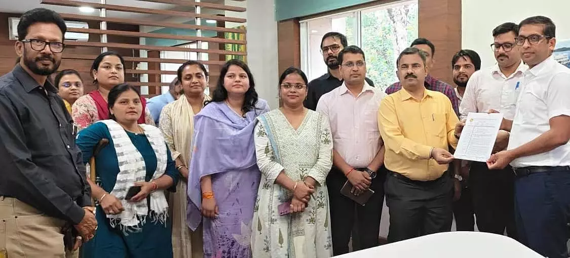 RO ने सरकार की ड्यूटी विभाजन योजना का विरोध किया; कलेक्टर को ज्ञापन सौंपा RO ने सरकार की ड्यूटी विभाजन योजना का विरोध किया; कलेक्टर को ज्ञापन सौंपा