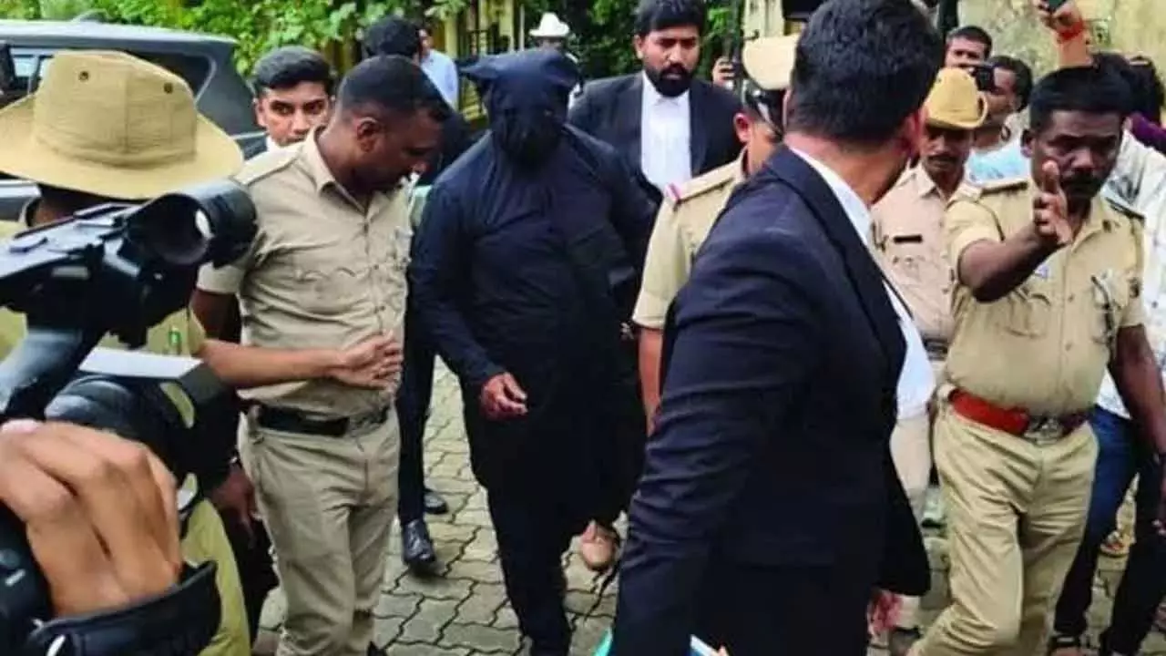Karnataka: धर्मस्थल मामले में गवाह की सुरक्षा में बाधा Karnataka: धर्मस्थल मामले में गवाह की सुरक्षा में बाधा