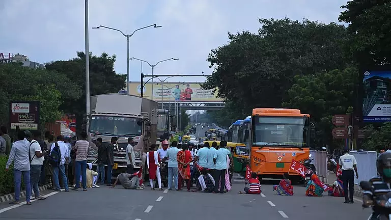छात्र की मौत के विरोध में कांग्रेस के विरोध प्रदर्शन के कारण Odisha बंद से राज्य ठप रहा छात्र की मौत के विरोध में कांग्रेस के विरोध प्रदर्शन के कारण Odisha बंद से राज्य ठप रहा
