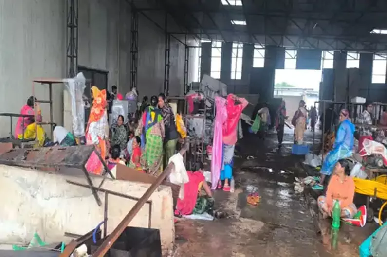 बंधुआ मजदूरी का खुलासा: रायपुर की मशरूम फैक्ट्री में 97 मजदूरों का रेस्क्यू, ठेकेदारों पर FIR दर्ज बंधुआ मजदूरी का खुलासा: रायपुर की मशरूम फैक्ट्री में 97 मजदूरों का रेस्क्यू, ठेकेदारों पर FIR दर्ज