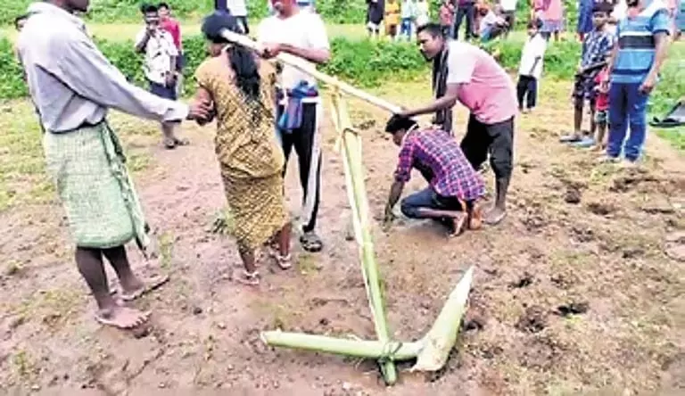 ओडिशा के कोरापुट-रायगढ़ में आदिवासी दंपतियों को हल खींचने की सजा दिए जाने की RDC जांच शुरू ओडिशा के कोरापुट-रायगढ़ में आदिवासी दंपतियों को हल खींचने की सजा दिए जाने की RDC जांच शुरू