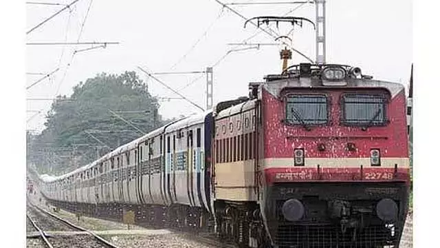 Tamil Nadu : ट्रेनों में अनारक्षित टिकट जारी करने पर प्रतिबंध Tamil Nadu : ट्रेनों में अनारक्षित टिकट जारी करने पर प्रतिबंध