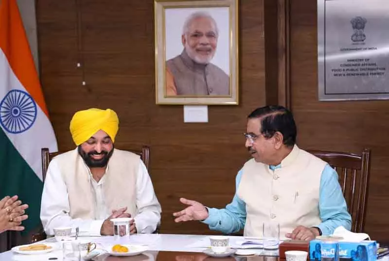 Bhagwant Mann द्वारा चावल की त्वरित आवाजाही की मांग के बाद प्रहलाद जोशी ने आवश्यक निर्देश दिए Bhagwant Mann द्वारा चावल की त्वरित आवाजाही की मांग के बाद प्रहलाद जोशी ने आवश्यक निर्देश दिए