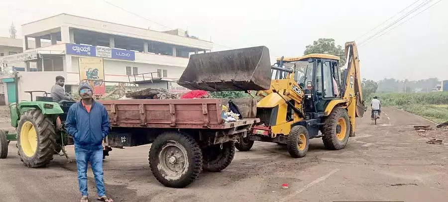 Terradala : नगरपालिका कर्मचारी कचरे का निपटान करते हैं Terradala : नगरपालिका कर्मचारी कचरे का निपटान करते हैं