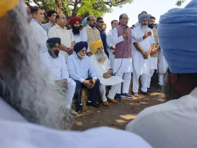 भूमि पूलिंग नीति के विरोध में किसानों के साथ BJP भी शामिल भूमि पूलिंग नीति के विरोध में किसानों के साथ BJP भी शामिल