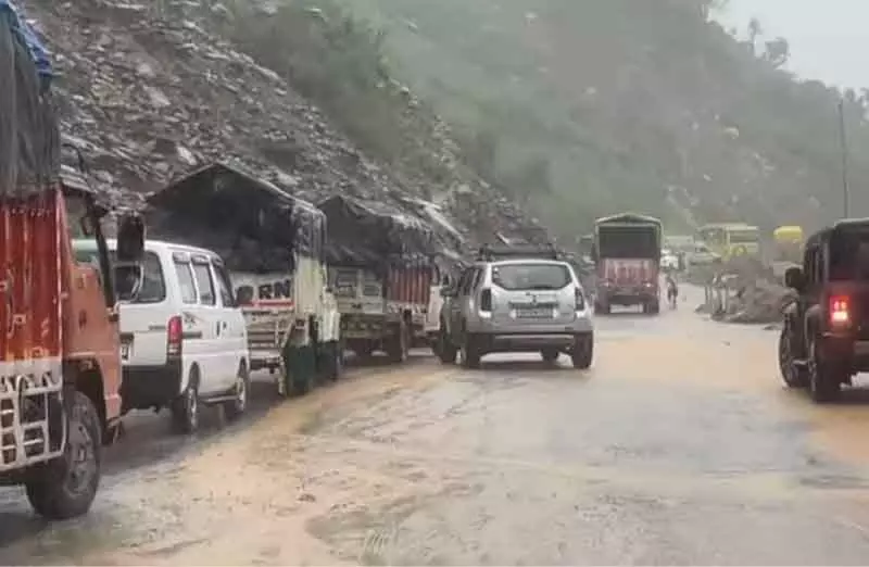 मंडी में भूस्खलन से Chandigarh-Manali राजमार्ग अवरुद्ध मंडी में भूस्खलन से Chandigarh-Manali राजमार्ग अवरुद्ध