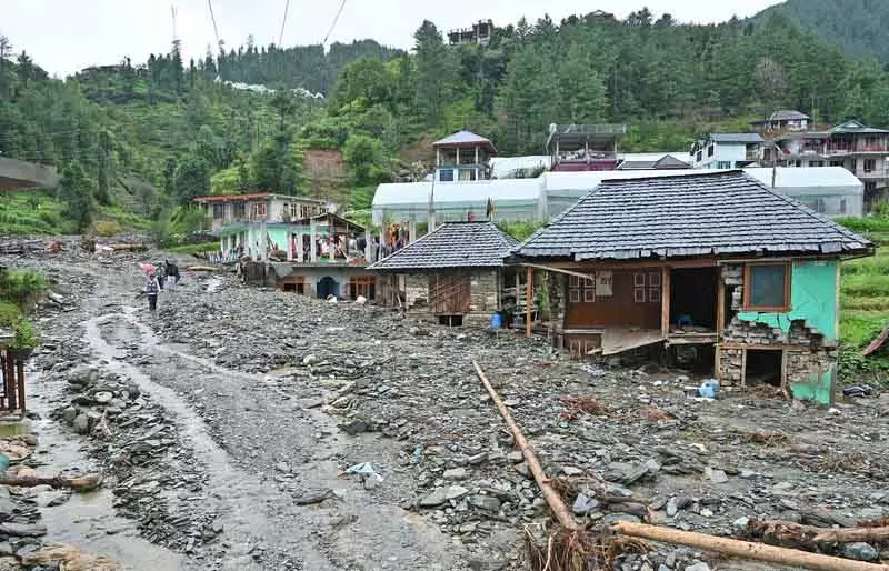 Himachal में भूस्खलन से राष्ट्रीय राजमार्ग 707 अवरुद्ध, और अधिक बारिश की आशंका Himachal में भूस्खलन से राष्ट्रीय राजमार्ग 707 अवरुद्ध, और अधिक बारिश की आशंका