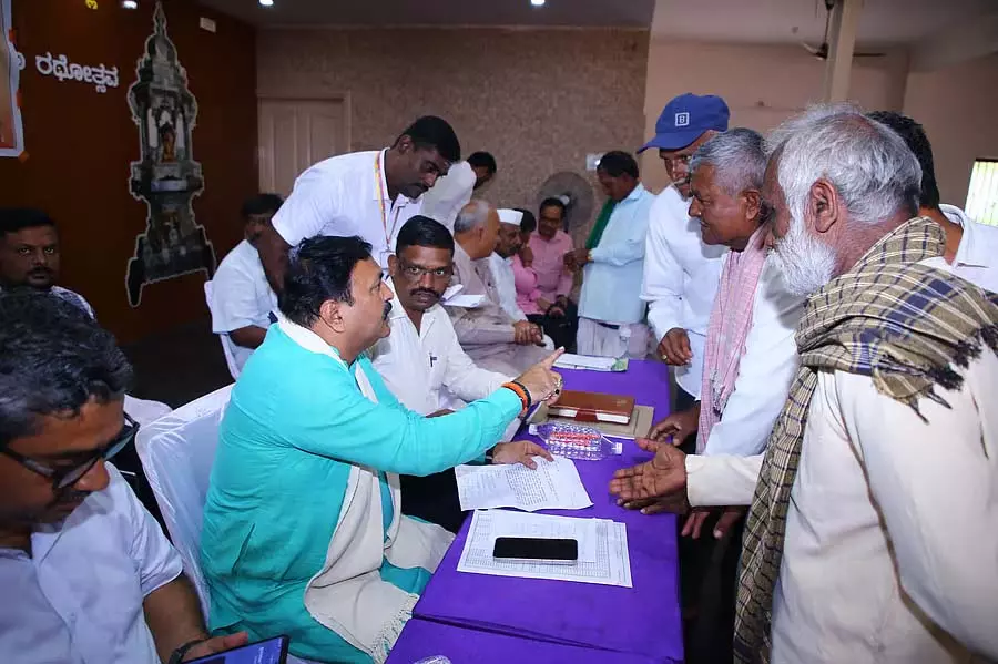 Karnataka : किसानों ने फसल क्षति के लिए मुआवजे की मांग की Karnataka : किसानों ने फसल क्षति के लिए मुआवजे की मांग की