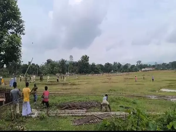 Goalpara के पैकान इलाके में बेदखली अभियान के बाद उपद्रवियों ने पुलिसकर्मियों पर किया हमला Goalpara के पैकान इलाके में बेदखली अभियान के बाद उपद्रवियों ने पुलिसकर्मियों पर किया हमला