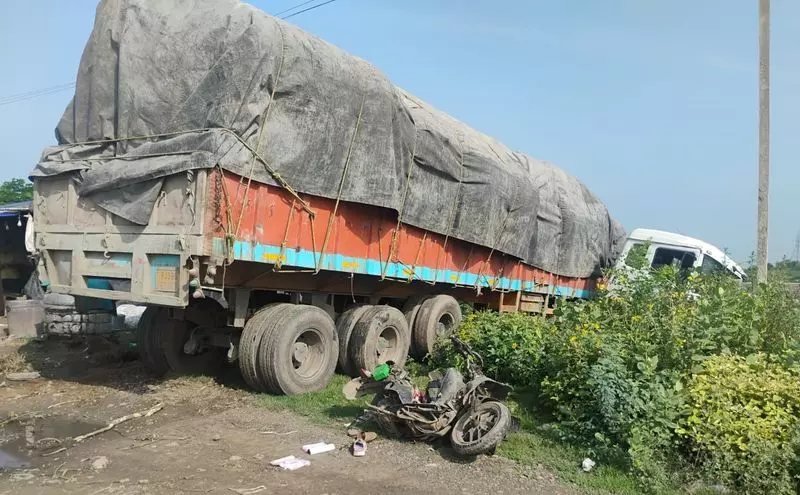 रेवाड़ी गांव के पास सड़क दुर्घटना में एक ही परिवार के तीन सदस्यों की मौत रेवाड़ी गांव के पास सड़क दुर्घटना में एक ही परिवार के तीन सदस्यों की मौत