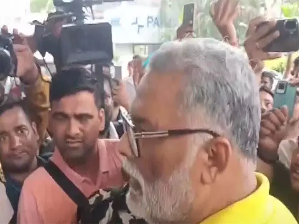 गोलीबारी: पप्पू यादव को घटनास्थल पर जाने से रोका गया, बिहार में राष्ट्रपति शासन की मांग गोलीबारी: पप्पू यादव को घटनास्थल पर जाने से रोका गया, बिहार में राष्ट्रपति शासन की मांग