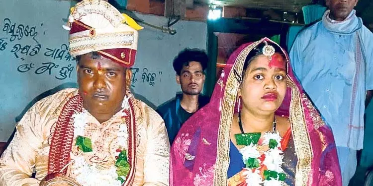 दिव्यांग जोड़े ने परिजनों की सहमति से विवाह बंधन में बंधे दिव्यांग जोड़े ने परिजनों की सहमति से विवाह बंधन में बंधे