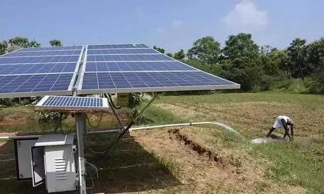 करेडु के ग्रामीण Nellore में सौर परियोजना का विरोध कर रहे करेडु के ग्रामीण Nellore में सौर परियोजना का विरोध कर रहे