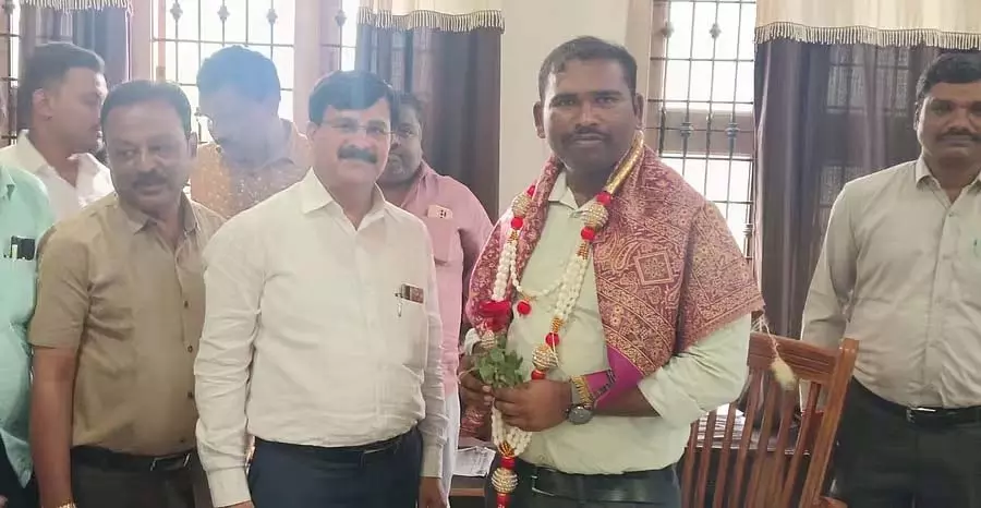 Karnataka : शिवकुमार ने होस्पेट नगर आयुक्त का पदभार ग्रहण किया Karnataka : शिवकुमार ने होस्पेट नगर आयुक्त का पदभार ग्रहण किया