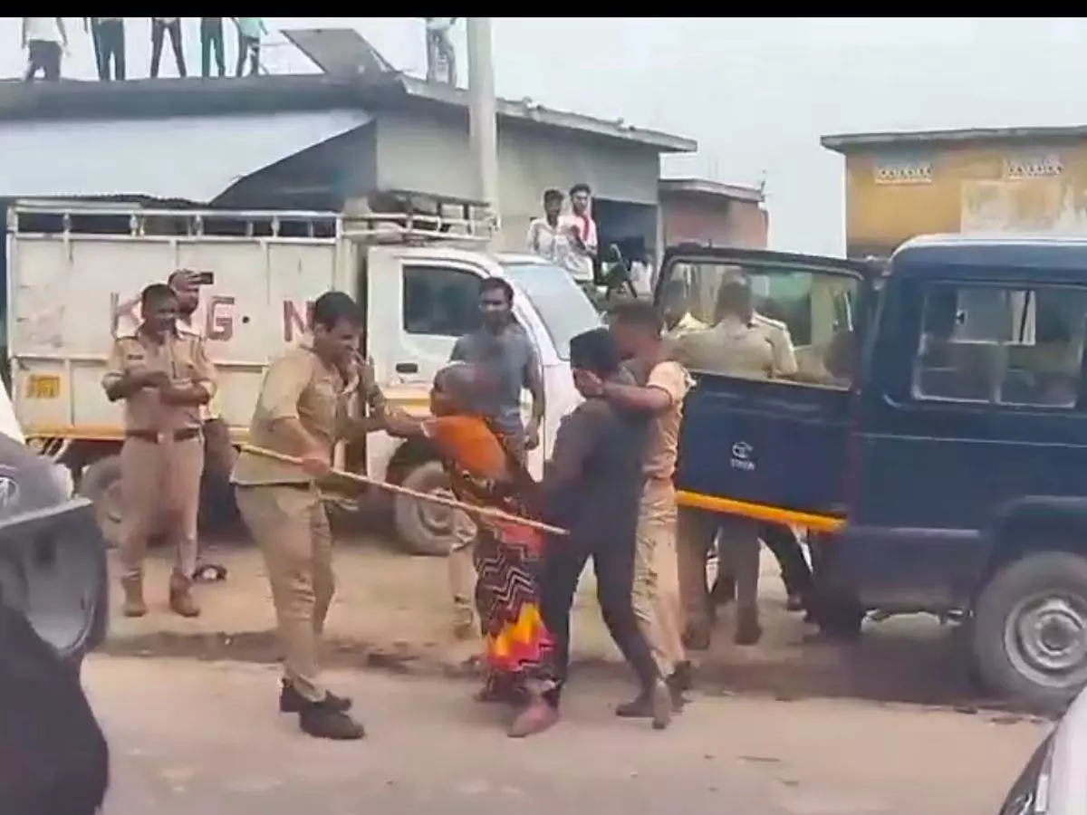Lakhimpur: खाद की मांग को लेकर मां-बेटे पर पुलिस की बर्बरता Lakhimpur: खाद की मांग को लेकर मां-बेटे पर पुलिस की बर्बरता