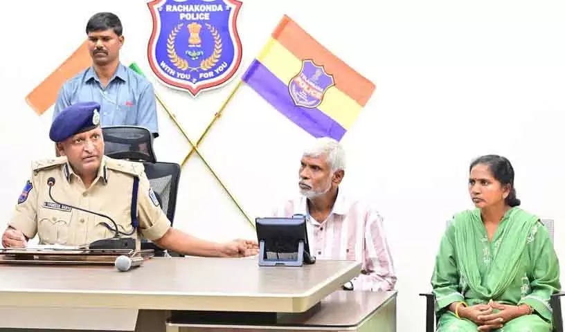 Jana Natya Mandali के संस्थापक संजीव और पत्नी दीना ने रचाकोंडा पुलिस के सामने आत्मसमर्पण कर दिया Jana Natya Mandali के संस्थापक संजीव और पत्नी दीना ने रचाकोंडा पुलिस के सामने आत्मसमर्पण कर दिया