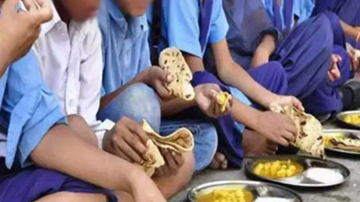 Farrukhabad: मिड-डे मील खाने से कई बच्चों की हालत बिगड़ी Farrukhabad: मिड-डे मील खाने से कई बच्चों की हालत बिगड़ी