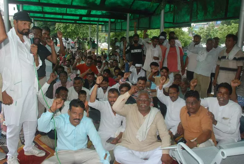 Karnal नगर निगम आयुक्त से मुलाकात के बाद सफाई कर्मचारियों ने हड़ताल वापस ली Karnal नगर निगम आयुक्त से मुलाकात के बाद सफाई कर्मचारियों ने हड़ताल वापस ली