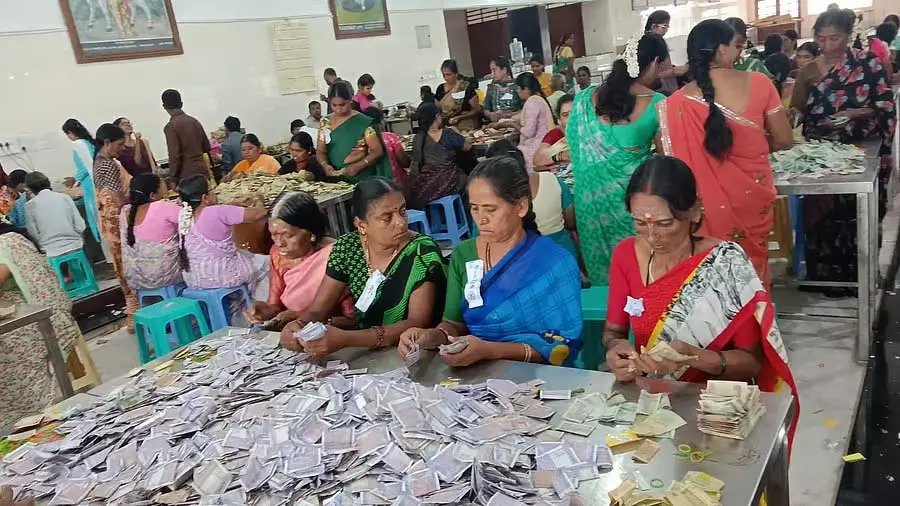 नंजनगुड श्रीकांतेश्वर की हुंडी गिनती; ₹1.8 करोड़ की आय नंजनगुड श्रीकांतेश्वर की हुंडी गिनती; ₹1.8 करोड़ की आय