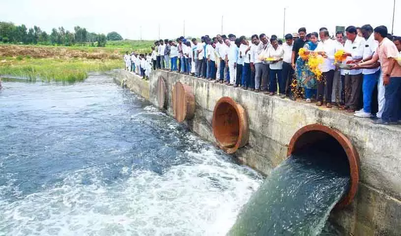 दो मौसमों की फसल छुट्टी के बाद Singur नहरों में पानी छोड़ा गया दो मौसमों की फसल छुट्टी के बाद Singur नहरों में पानी छोड़ा गया