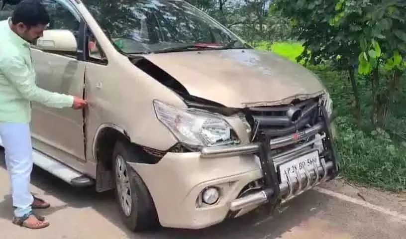 Medak दुर्घटना में श्रम मंत्री विवेकानंद बाल-बाल बचे, काफिले की गाड़ियां क्षतिग्रस्त Medak दुर्घटना में श्रम मंत्री विवेकानंद बाल-बाल बचे, काफिले की गाड़ियां क्षतिग्रस्त