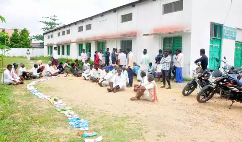 Telangana में यूरिया के लिए किसान लंबी कतारों में खड़े Telangana में यूरिया के लिए किसान लंबी कतारों में खड़े