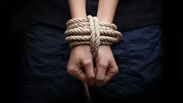 Kerala : फर्जी पुलिस बनकर ट्रैवल एजेंसी मैनेजर का अपहरण, आरोपियों की गिरफ्तारी Kerala : फर्जी पुलिस बनकर ट्रैवल एजेंसी मैनेजर का अपहरण, आरोपियों की गिरफ्तारी
