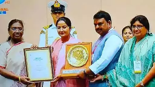 सुपर स्वच्छ लीग 2024 में उज्जैन को प्रथम पुरस्कार; राष्ट्रपति ने दिल्ली में शहर के नेताओं को सम्मानित किया सुपर स्वच्छ लीग 2024 में उज्जैन को प्रथम पुरस्कार; राष्ट्रपति ने दिल्ली में शहर के नेताओं को सम्मानित किया