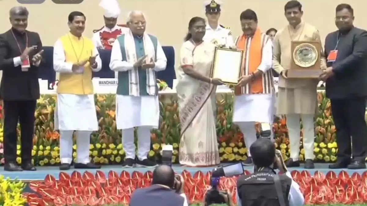 इंदौर 8वीं बार भारत के सबसे स्वच्छ शहर का खिताब जीता; IMC और सफाई कर्मचारियों ने मनाया जश्न इंदौर 8वीं बार भारत के सबसे स्वच्छ शहर का खिताब जीता; IMC और सफाई कर्मचारियों ने मनाया जश्न