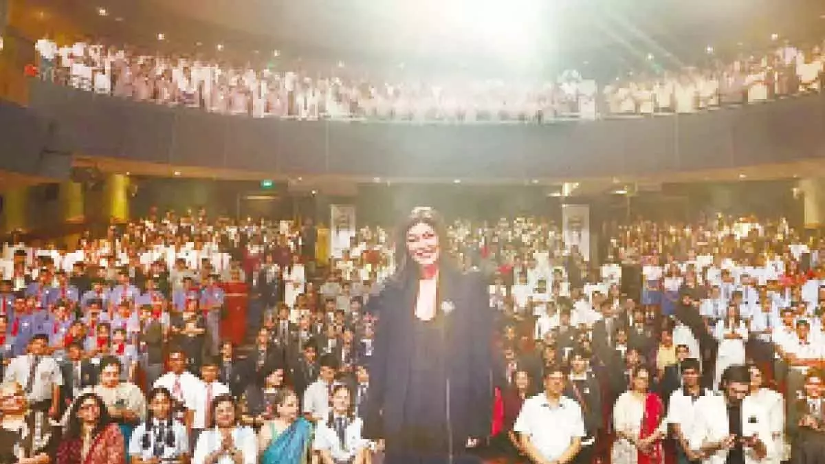 सुष्मिता सेन ने नेतृत्व कार्यक्रम में युवाओं को आत्म-मूल्य और स्वीकृति अपनाने के लिए प्रेरित किया सुष्मिता सेन ने नेतृत्व कार्यक्रम में युवाओं को आत्म-मूल्य और स्वीकृति अपनाने के लिए प्रेरित किया